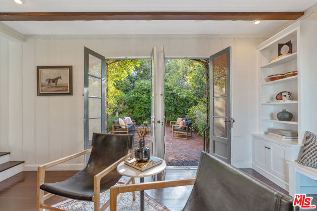 3827 Carnavon Way, Los Angeles CA: https://media.crmls.org/mediaz/caaf56be-b6f0-4b6d-9b2c-2ba80b8d98e6.jpg
