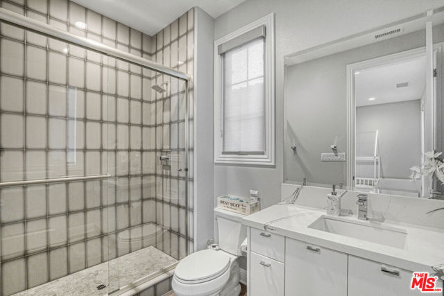 20254 Liverpool Way, Porter Ranch CA: https://media.crmls.org/mediaz/cab031b7-bea8-46da-95c6-a3066e0a4737.jpg