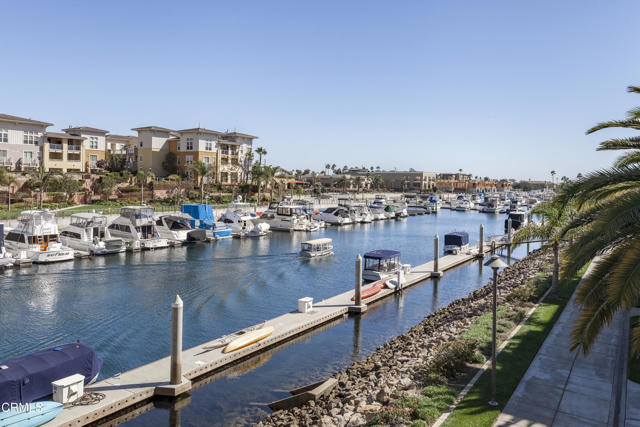 1542 Windshore Way, Oxnard CA: https://media.crmls.org/mediaz/cab049a4-0ef4-4946-8891-bf001e696133.jpg