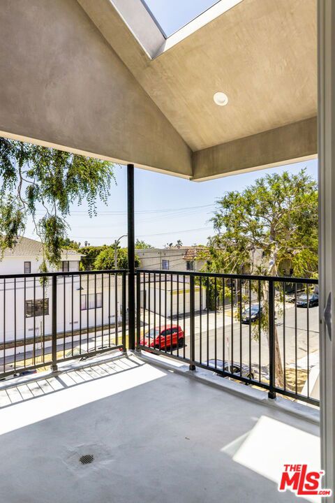 4905 1/2 W St. Elmo Drive, Los Angeles CA: https://media.crmls.org/mediaz/cab19ce1-b854-4cc2-81b3-09b4e566775c.jpg