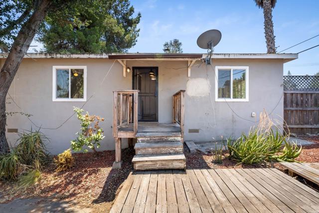 406 26 S Grape St, Escondido CA: https://media.crmls.org/mediaz/cab2bc5d-e274-45a8-829b-4a0b28edefed.jpg