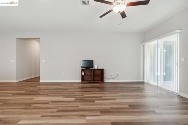 2242 Park PL, Rio Vista CA: https://media.crmls.org/mediaz/cab31ef2-d8a4-46ff-b687-68d99b312aa1.jpg