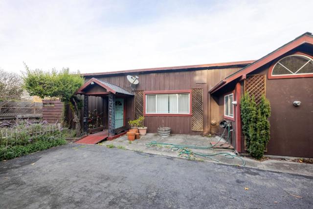 1009 Miramontes Street, Half Moon Bay CA: https://media.crmls.org/mediaz/cab3318f-dff3-4187-9df3-571d7c8a3201.jpg