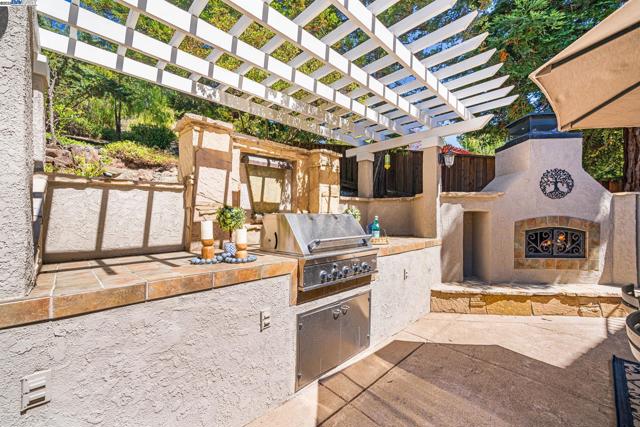 639 Canyon Crest Rd East, San Ramon CA: https://media.crmls.org/mediaz/cab3d9a4-4795-4b6c-bbae-949856549189.jpg
