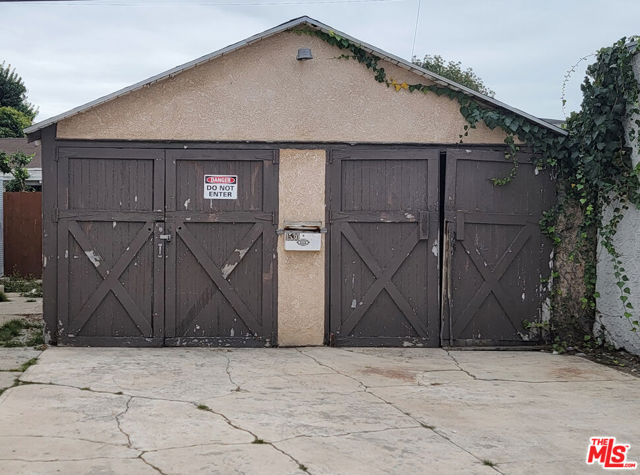 1526 W 83rd Street, Los Angeles CA: https://media.crmls.org/mediaz/cab5122d-fcc0-40d4-bad5-0015e011c48b.jpg