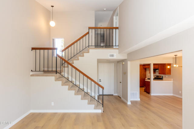 Detail Gallery Image 5 of 25 For 985 Hawthorne Ln, Ventura,  CA 93003 - 3 Beds | 3/1 Baths