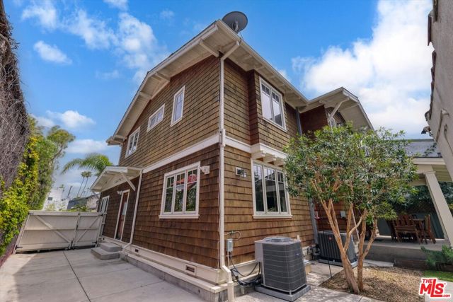 933 W Venezia Avenue, Venice CA: https://media.crmls.org/mediaz/cab69c06-6297-40e2-9dec-e8342e55ab73.jpg