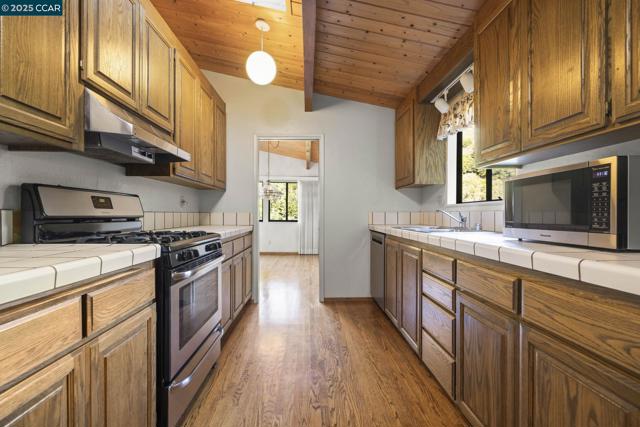 1383 Alvarado Rd, Berkeley CA: https://media.crmls.org/mediaz/cab6e03c-9992-4407-b581-92d08060db17.jpg