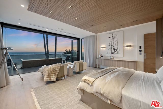Image 30 of 57 For 940 Palisades Beach Road