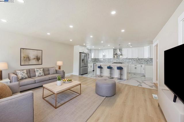 10745 Ridgeview Way, San Jose CA: https://media.crmls.org/mediaz/cab90043-3305-4e72-aa63-aa267d58c3d6.jpg