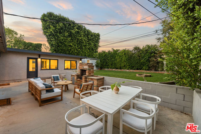 5821 W 75TH Street, Los Angeles CA: https://media.crmls.org/mediaz/cab92ba8-07d5-4762-8352-0d35ec3a6974.jpg