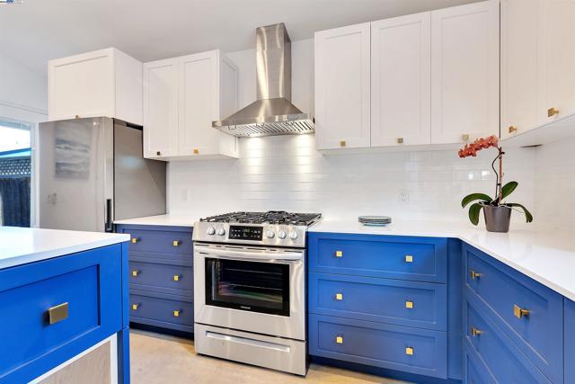 930 Magnolia Drive, Alameda CA: https://media.crmls.org/mediaz/caba8b2e-b977-450d-8c7a-9eef09abbabf.jpg