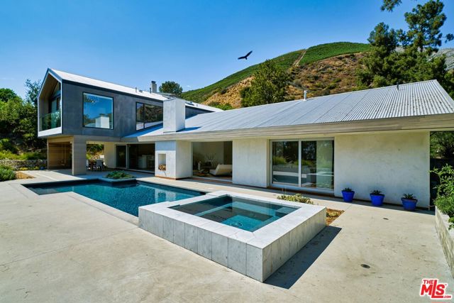 6342 Innsdale Drive, Los Angeles CA: https://media.crmls.org/mediaz/cabac40f-da36-430a-8648-1cf6e5a22a09.jpg