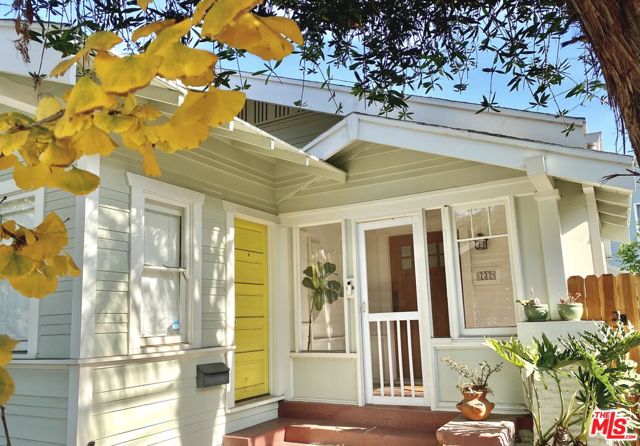 732 N Toledo Walk, Long Beach CA: https://media.crmls.org/mediaz/cabb08e5-bc51-476e-a864-163d01ca50f3.jpg