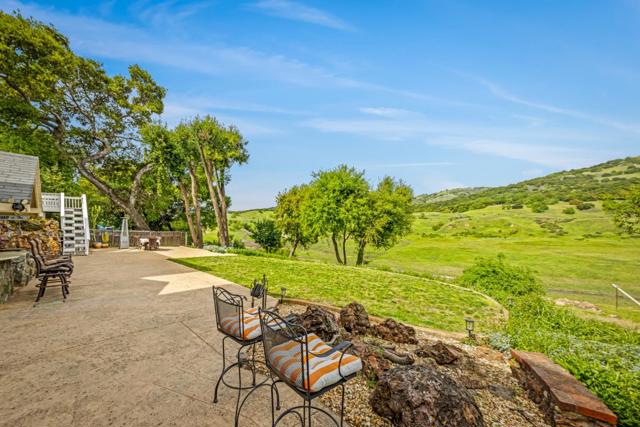 17480 Hoot Owl Way, Morgan Hill CA: https://media.crmls.org/mediaz/cabc194f-6987-4da2-b90c-1c2d54364ae1.jpg