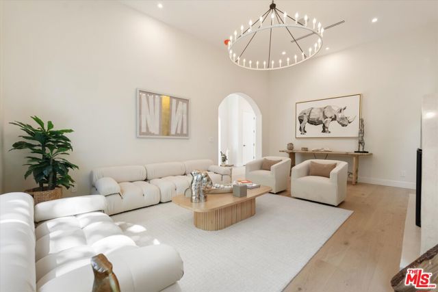 100 S La Jolla Avenue, Los Angeles CA: https://media.crmls.org/mediaz/cabcdfed-5895-43b9-a24b-5e981d39e5ac.jpg