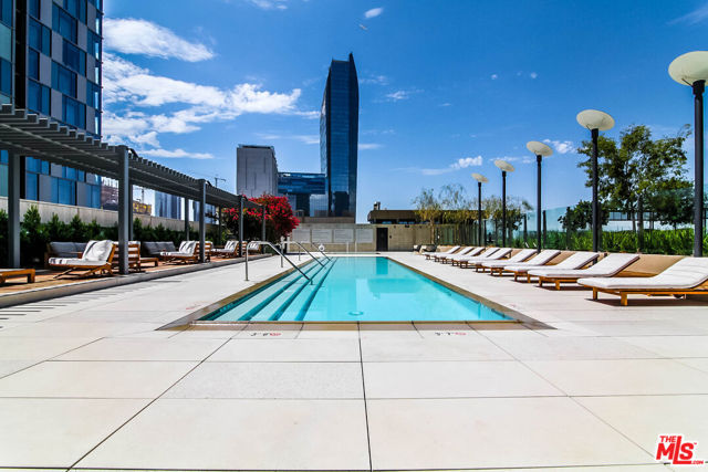 889 FRANCISCO Street, Los Angeles CA: https://media.crmls.org/mediaz/cabe307f-bf32-437a-a168-d9ee3d71987f.jpg