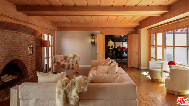 18625 Wells Drive, Tarzana CA: https://media.crmls.org/mediaz/cabefe39-7caf-44ed-9e97-d4a7352811d1.jpg