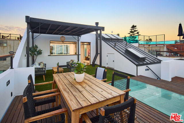 5106 Pacific Avenue, Marina del Rey CA: https://media.crmls.org/mediaz/cabf5ab7-1d50-49c9-a5ec-179ae02ff33e.jpg