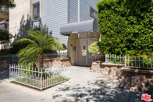 4542 Willis Avenue, Sherman Oaks CA: https://media.crmls.org/mediaz/cabf9497-120a-40d1-ae25-4211cbbda9b5.jpg