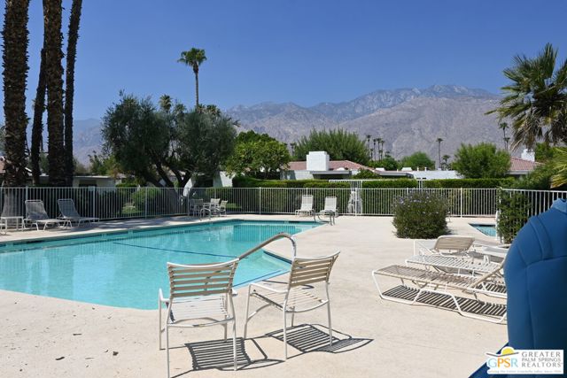 2117 Sunshine Way, Palm Springs CA: https://media.crmls.org/mediaz/cabffda6-d9e0-4e1d-a91d-69548ce291e1.jpg