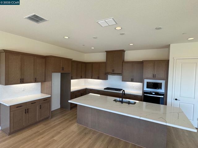 17585 Bushwick Lane, Lathrop CA: https://media.crmls.org/mediaz/cac0d480-6f7e-4866-b8f5-1584115e2786.jpg