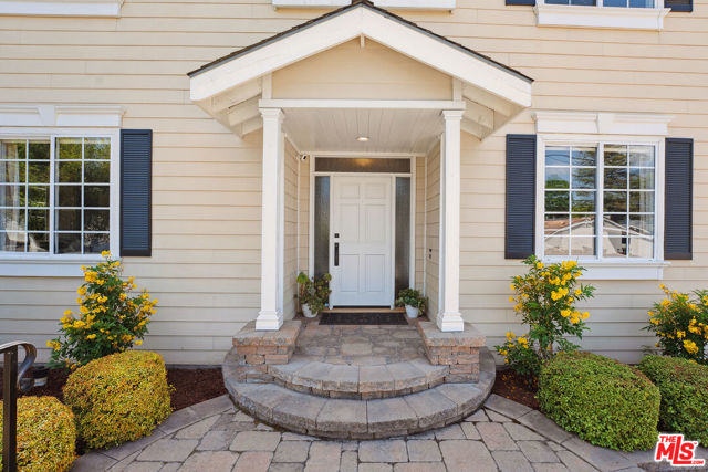 23040 Blue Bird Drive, Calabasas CA: https://media.crmls.org/mediaz/cac1089c-c347-4c32-a43e-70c88dc05e52.jpg
