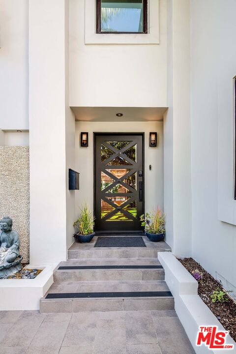 3201 Viola Place, Marina del Rey CA: https://media.crmls.org/mediaz/cac11284-c77a-4cfe-aa6c-956896d58b75.jpg