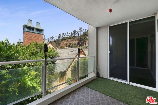 723 Palisades Beach Road, Santa Monica CA: https://media.crmls.org/mediaz/cac1262e-fdc4-4ff8-9fdd-18a86e22b885.jpg