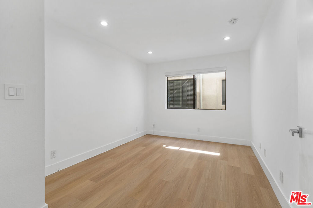https://media.crmls.org/mediaz/cac13eb3-3dff-4181-ad3c-0876f27f07bc.jpg?preset=X-Large