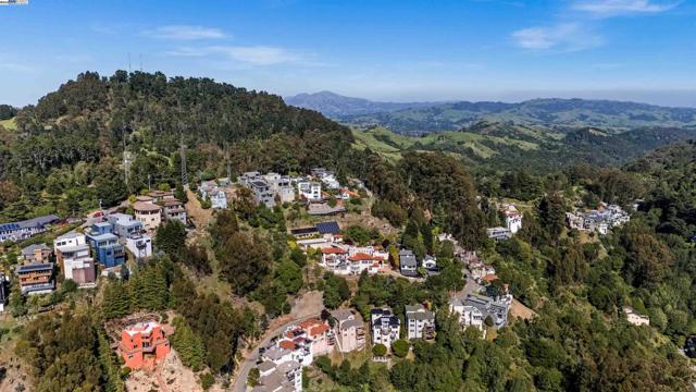 103 Diablo Dr, Oakland CA: https://media.crmls.org/mediaz/cac26073-afb2-43e5-bfd4-79c2ce86aab2.jpg