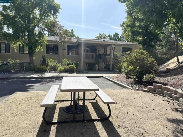 1601 Oakmont Dr, Walnut Creek CA: https://media.crmls.org/mediaz/cac35efd-5b19-4919-bf1d-706473d9531b.jpg