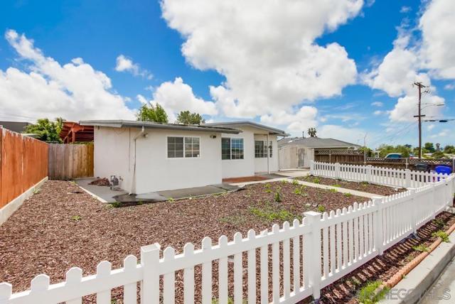 6327 Newsome Dr, San Diego CA: https://media.crmls.org/mediaz/cac572da-30f6-4792-b725-7d15830ee4e8.jpg