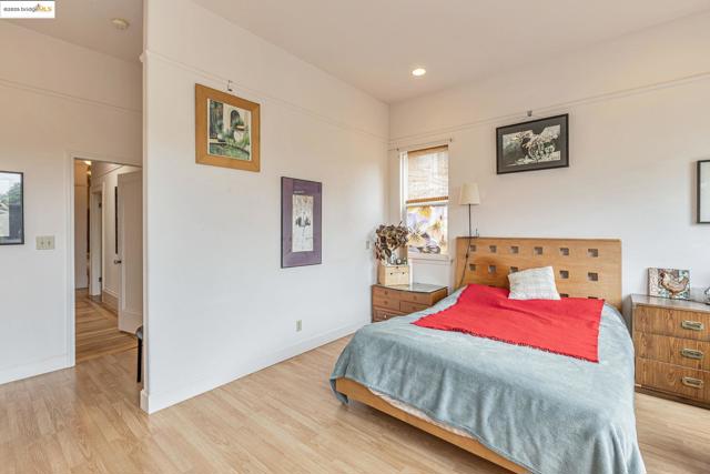 2033 Clement St, San Francisco CA: https://media.crmls.org/mediaz/cac6ae6e-ff4b-453f-9152-d60ddb447d05.jpg