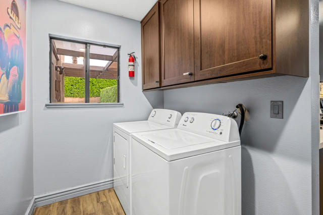 1289 E Caleta Way, Palm Springs CA: https://media.crmls.org/mediaz/cac76bf1-12ac-48b7-93c0-7ec057f2eafb.jpg