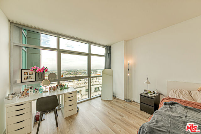 13700 Marina Pointe Drive, Marina del Rey CA: https://media.crmls.org/mediaz/cac7abc9-cb28-49b2-8375-985b56a3a022.jpg