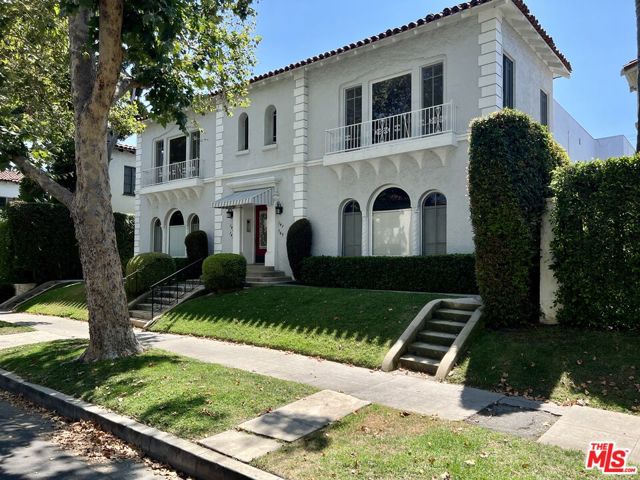 143 N Sycamore Avenue, Los Angeles CA: https://media.crmls.org/mediaz/cac8522d-2b81-42f1-bd8e-3d3aa0168d28.jpg