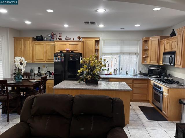 4045 Galenez Way, Antioch CA: https://media.crmls.org/mediaz/cac886d5-8d7d-4903-9fc1-9d6a9c47afcb.jpg