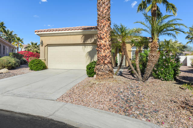 41384 Calle Los Arcos, Indio CA: https://media.crmls.org/mediaz/cac88d5c-a575-4d80-8674-7a2c2c76974a.jpg