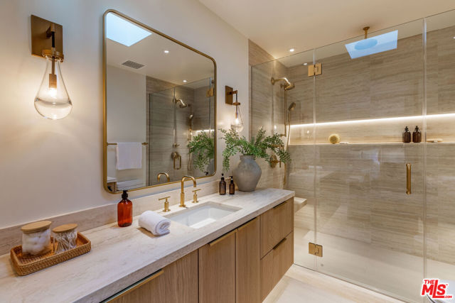 365 Norcroft Avenue, Los Angeles CA: https://media.crmls.org/mediaz/cac8aafa-e354-4125-a46e-18a087e4351b.jpg