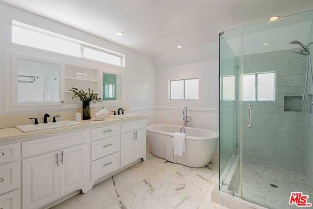 543 N June Street, Los Angeles CA: https://media.crmls.org/mediaz/cac8ae25-afc0-49d3-847a-5431c9274411.jpg