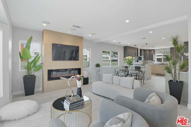 9710 S 8th Avenue, Inglewood CA: https://media.crmls.org/mediaz/cac8d6af-80f5-4525-8136-df0626e12bde.jpg