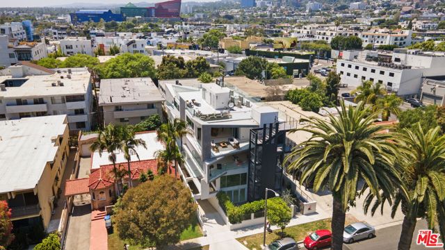 621 N Kings Road, West Hollywood CA: https://media.crmls.org/mediaz/caca799e-d76c-4851-b147-1cc88a545d03.jpg