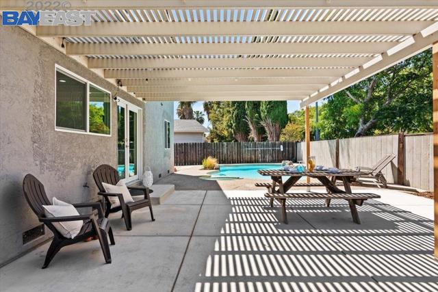 21 Lisa Ct, Brentwood CA: https://media.crmls.org/mediaz/caca8600-34df-4df3-b6dd-cb760e619e92.jpg