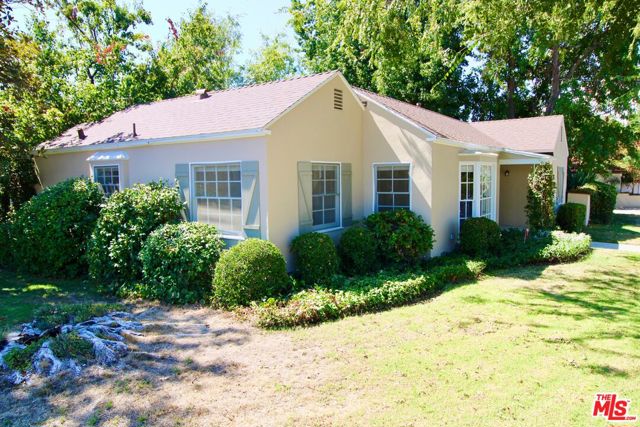 11410 Aqua Vista Street, Studio City CA: https://media.crmls.org/mediaz/caca8953-119f-49b0-bb09-f84bcc9b7907.jpg