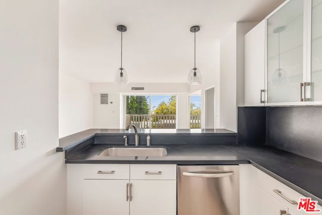 999 N Doheny Drive, West Hollywood CA: https://media.crmls.org/mediaz/cacaabf8-f624-42f9-81f1-81468a992da5.jpg