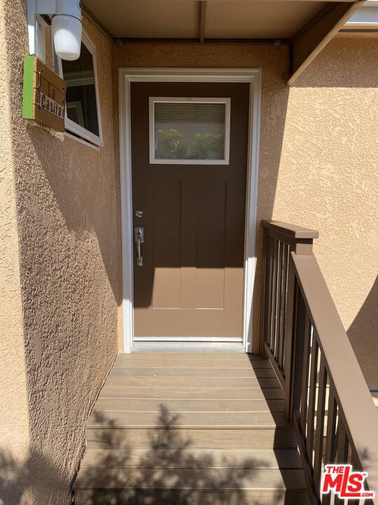 10740 Aqua Vista Street, Studio City CA: https://media.crmls.org/mediaz/cacae1af-defd-4356-adbc-e0db4a81adff.jpg