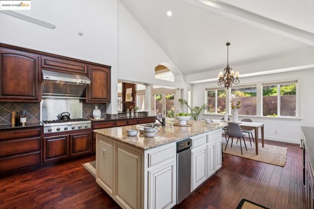 3244 Ridgeview PL, Hayward CA: https://media.crmls.org/mediaz/cacb4213-1cbe-4866-a4fc-4e326fac5746.jpg