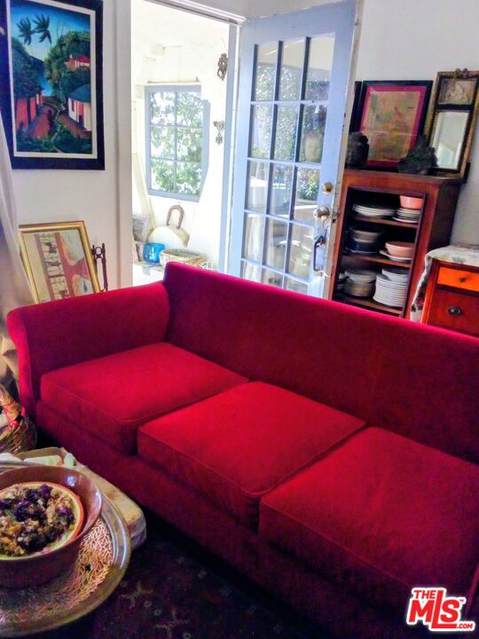 41 W Warner Street, Ventura CA: https://media.crmls.org/mediaz/cacb7df8-2adb-4344-9efd-03a20397c489.jpg