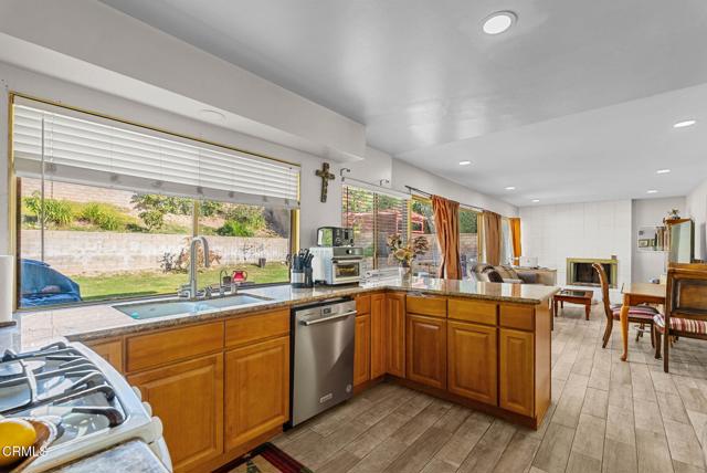 Detail Gallery Image 16 of 44 For 16833 Nearview, Canyon Country,  CA 91387 - 5 Beds | 3 Baths